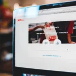 Design de site com banner de feedback de pedidos em uma tela de computador, ilustrando testes A/B landing page