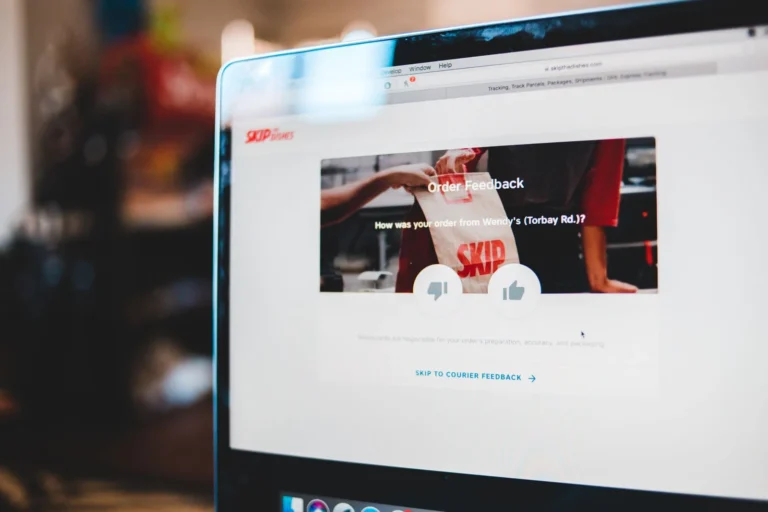 Design de site com banner de feedback de pedidos em uma tela de computador, ilustrando testes A/B landing page