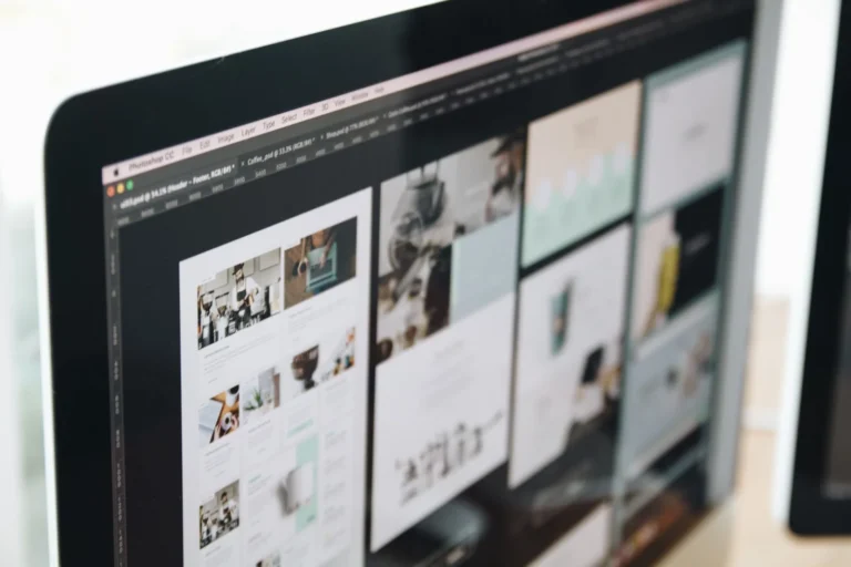Ferramentas para criar site em uso em um monitor com layout web criativo no escritório